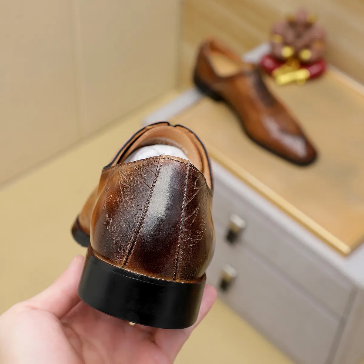 Men's shoes 💰620 💰 Louis Vuitton LV ® Autumn and Winter 🆕 models 🔛Full shoe counter First layer cowhide, 🐂leather lined casual shoes for men, super soft outsole, essential for driving. Counter synchronized original first layer cowhide completely 1:1 mold customization 🌹Top version, 2 colors available! Number: 38-45 (37.46. Customized)